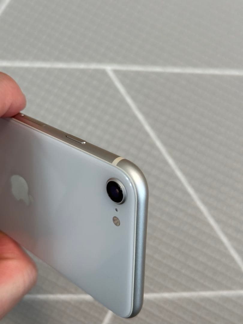 〈バッテリー最大容量 98%〉iPhonese 第3世代 64GB SIMフリー