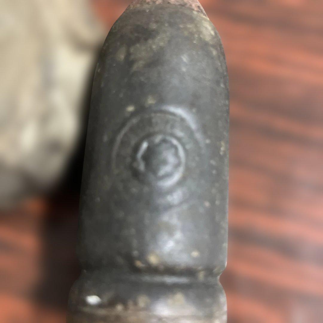 (1-195)大正天皇即位記念 砲弾型置物 石の台座付き 1915年
