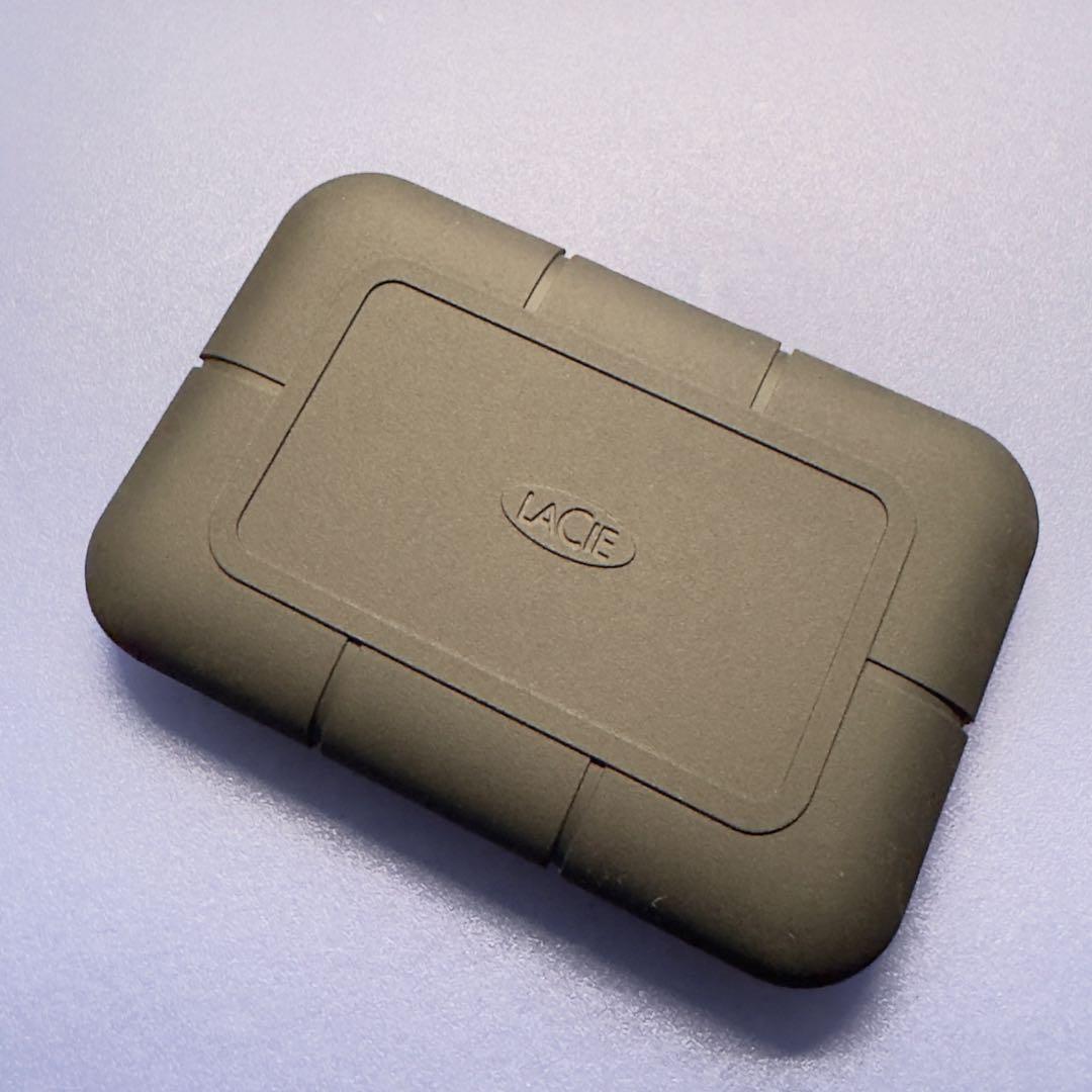 美品 LaCie ポータブルSSD 2TB　STHZ2000800