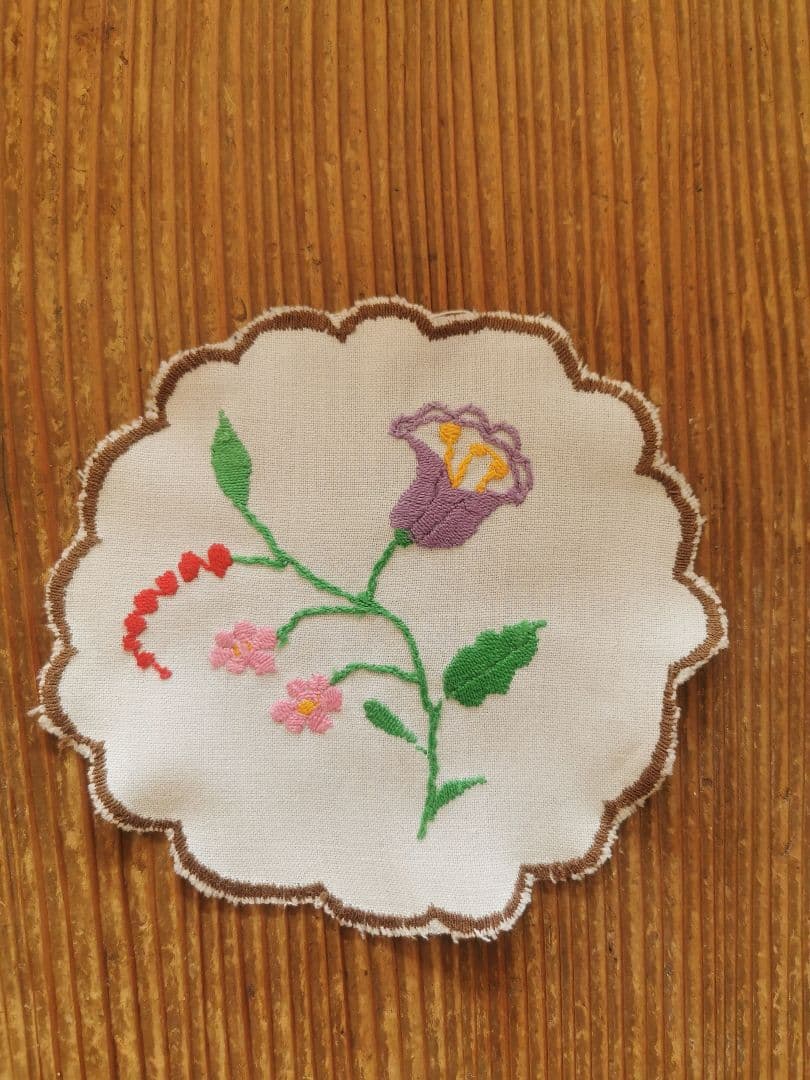 アンティーク ハンガリー 手縫いの草花カロチャ刺繍 スカラップドイリー２枚セット