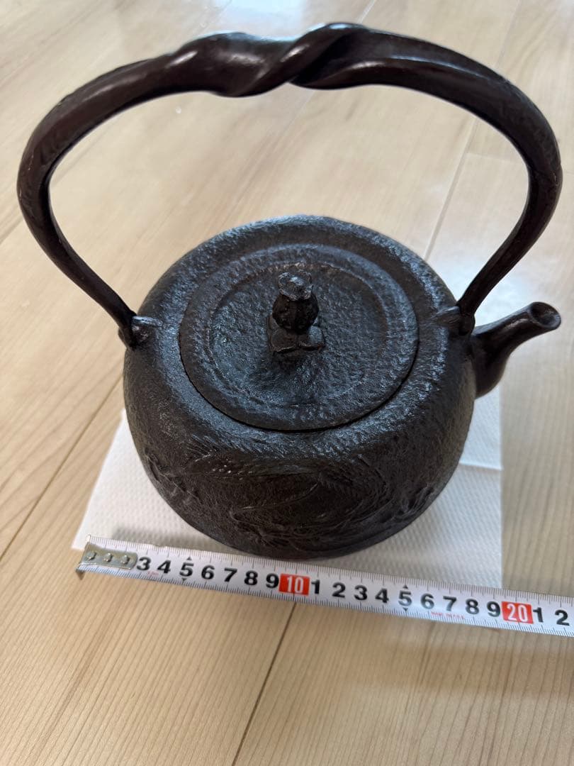 年代物（岩户印）ドラゴン彫刻の鉄瓶 直径約18cm