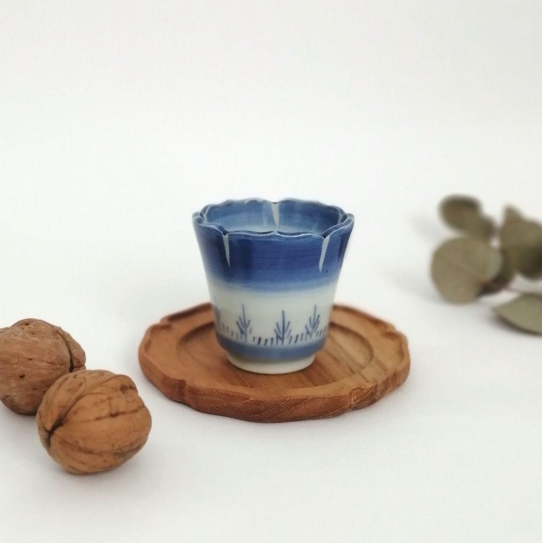 ①古伊万里　輪花縁　染付　暈し　草文　のぞき　猪口　１客