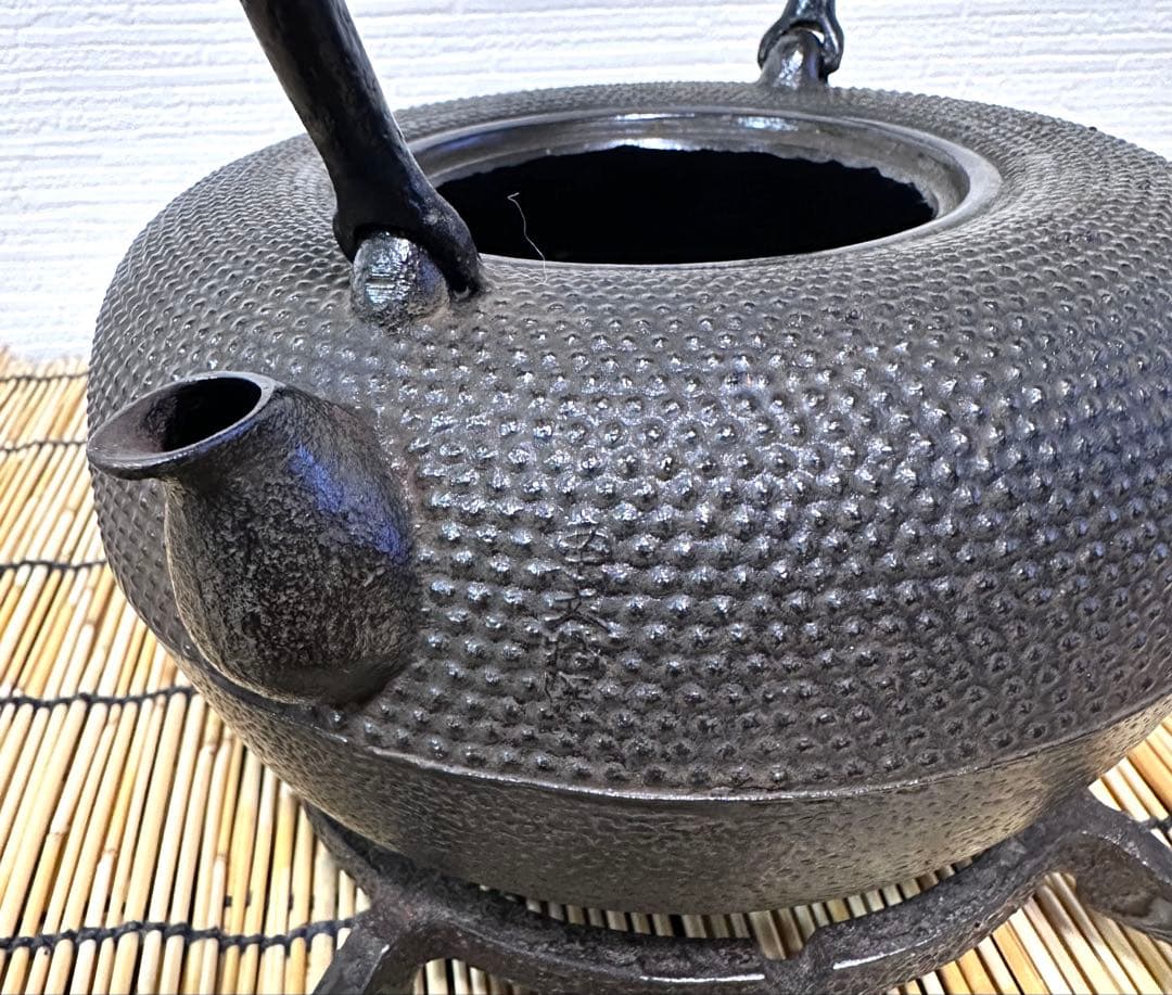 未使用品　南部釜師造　１２型 姥口アラレ　南部鉄瓶　南部鉄器　鉄瓶
