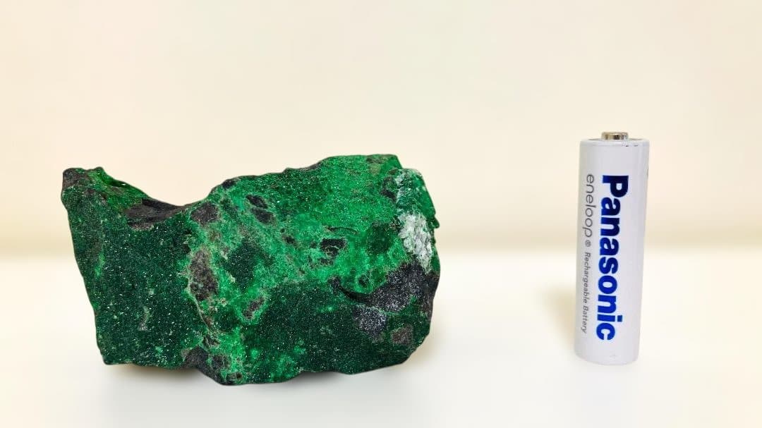 【お値引き交渉あり！】250g越えの超特大ウバロバイト（灰クロム柘榴石）緑の鉱物