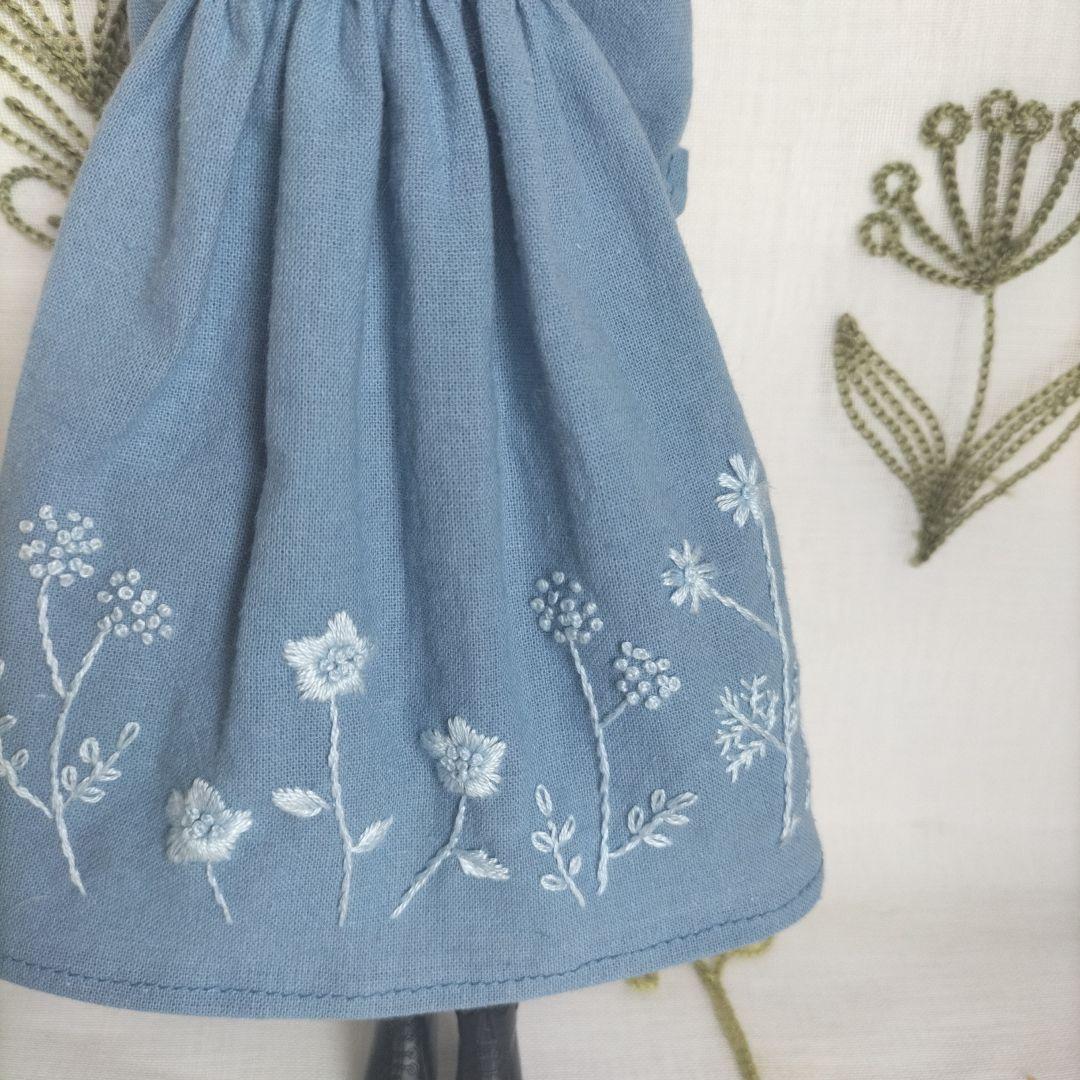 ２7センチドールサイズの服176ハンドメイド　刺繍ワンピース
