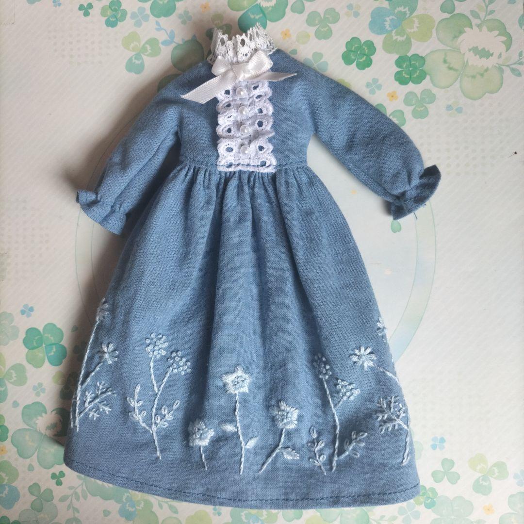 ２7センチドールサイズの服176ハンドメイド　刺繍ワンピース