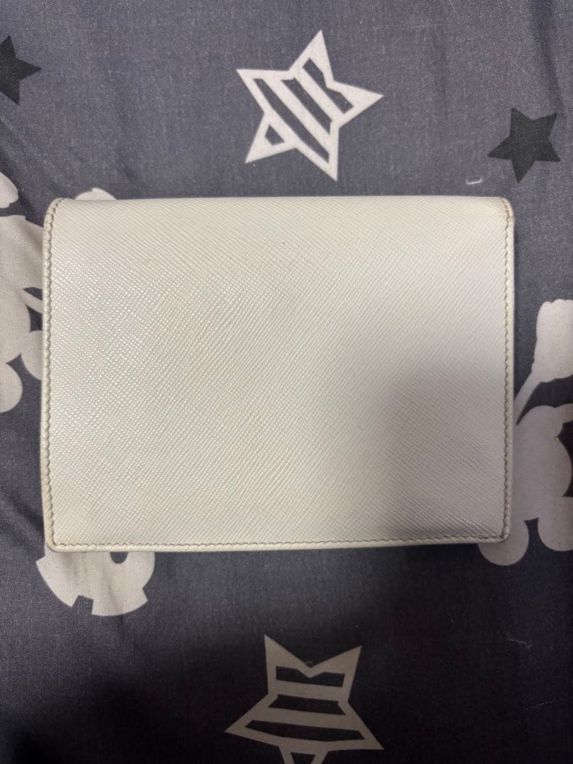 プラダ折りたたみ財布　白色