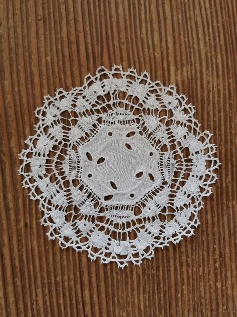 アンティーク アイレット刺繍リネン クルーニーレース ル・ピュイ 花型ドイリー