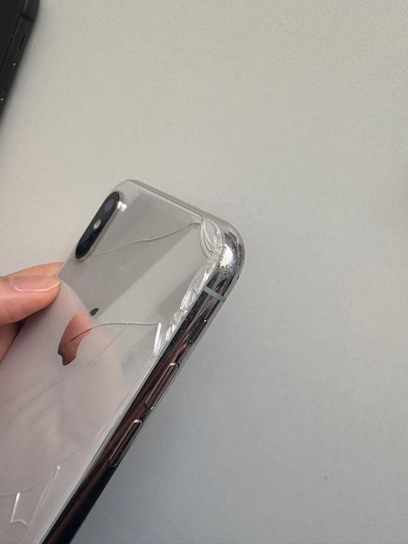 Apple iPhone X (背面ひび割れ)