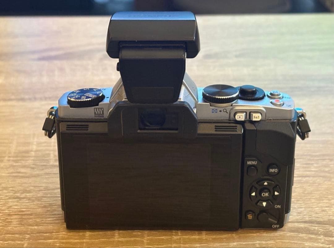 OLYMPUS OM-D E-M5シャッター1941回+レンズ+コンボセット