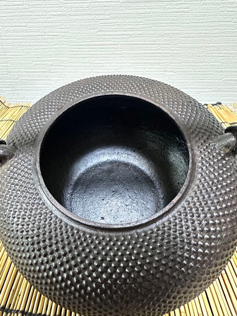 未使用品、供箱、栞付　南部秀山堂　佐藤 勝弘作　１８型アラレ　鉄瓶　南部鉄瓶
