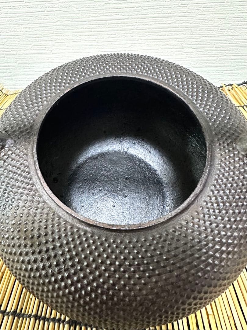未使用品、供箱、栞付　南部秀山堂　佐藤 勝弘作　１８型アラレ　鉄瓶　南部鉄瓶