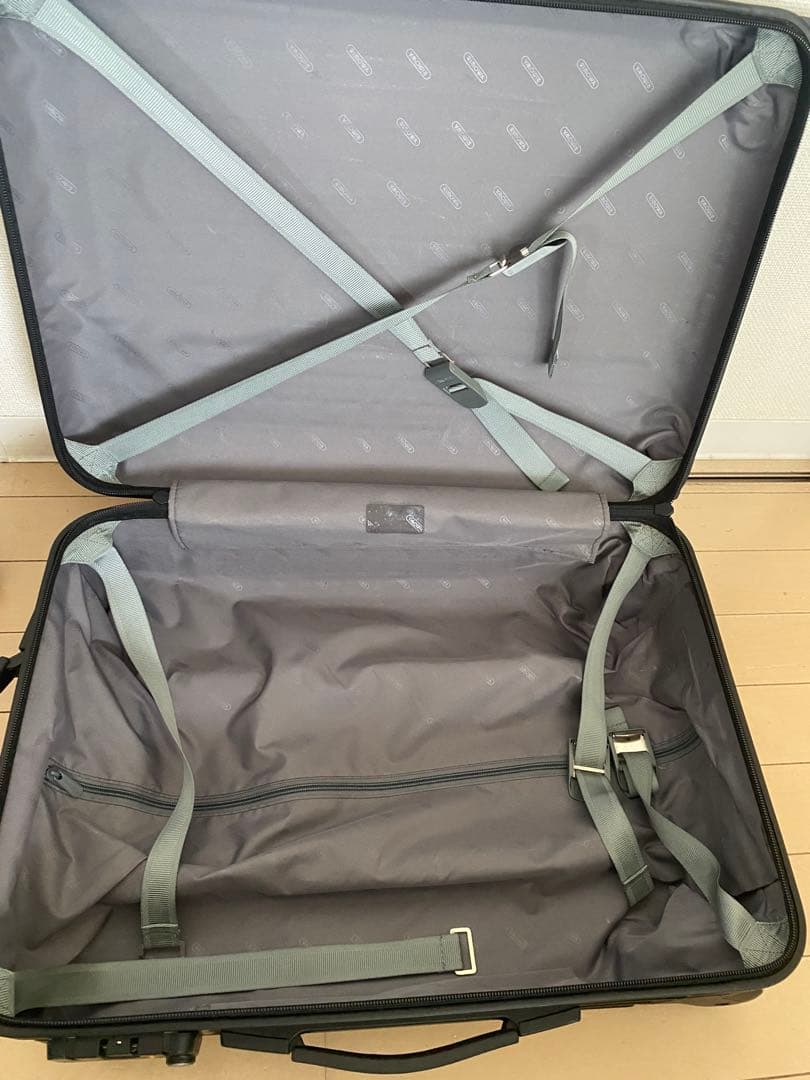 【リモワ　RIMOWA 32L キャンビン　持ち込みサイズ】黒　ポリカーボネイト