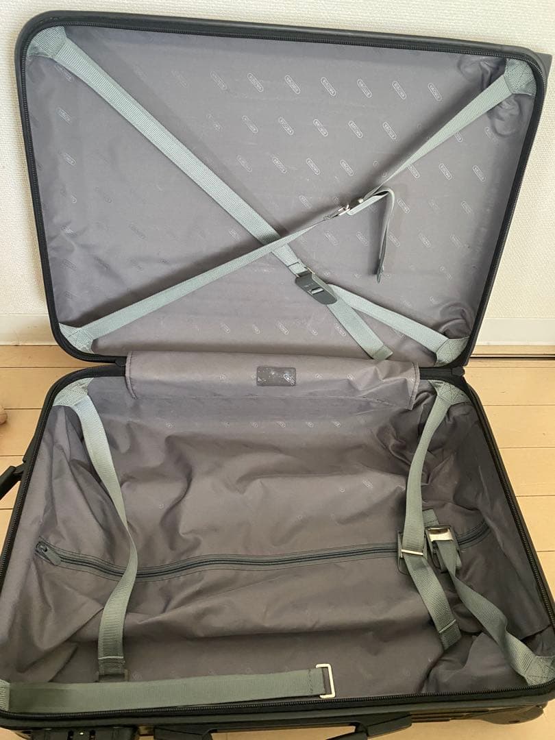 【リモワ　RIMOWA 32L キャンビン　持ち込みサイズ】黒　ポリカーボネイト
