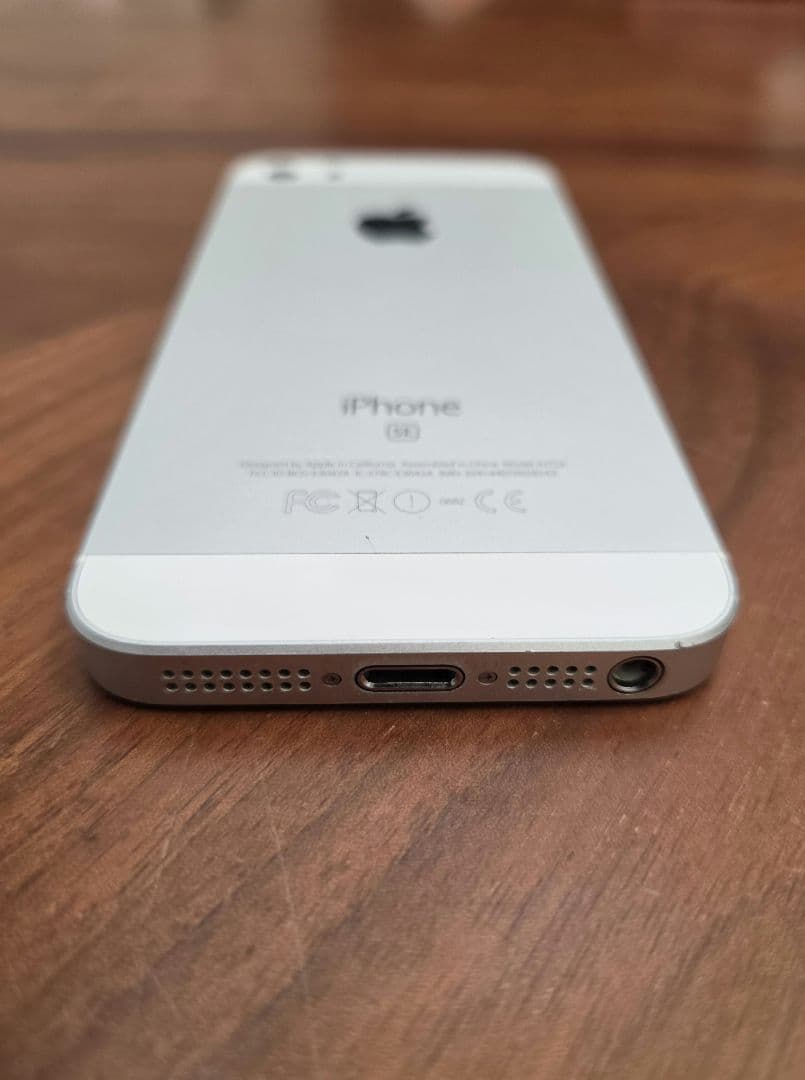 iPhone SE 64GB 本体