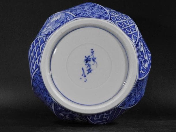 【茶道具　高野　昭阿弥　祥瑞写　瓢形腰捻　水指（共箱）／蓋摘松毬　見返石榴染付】