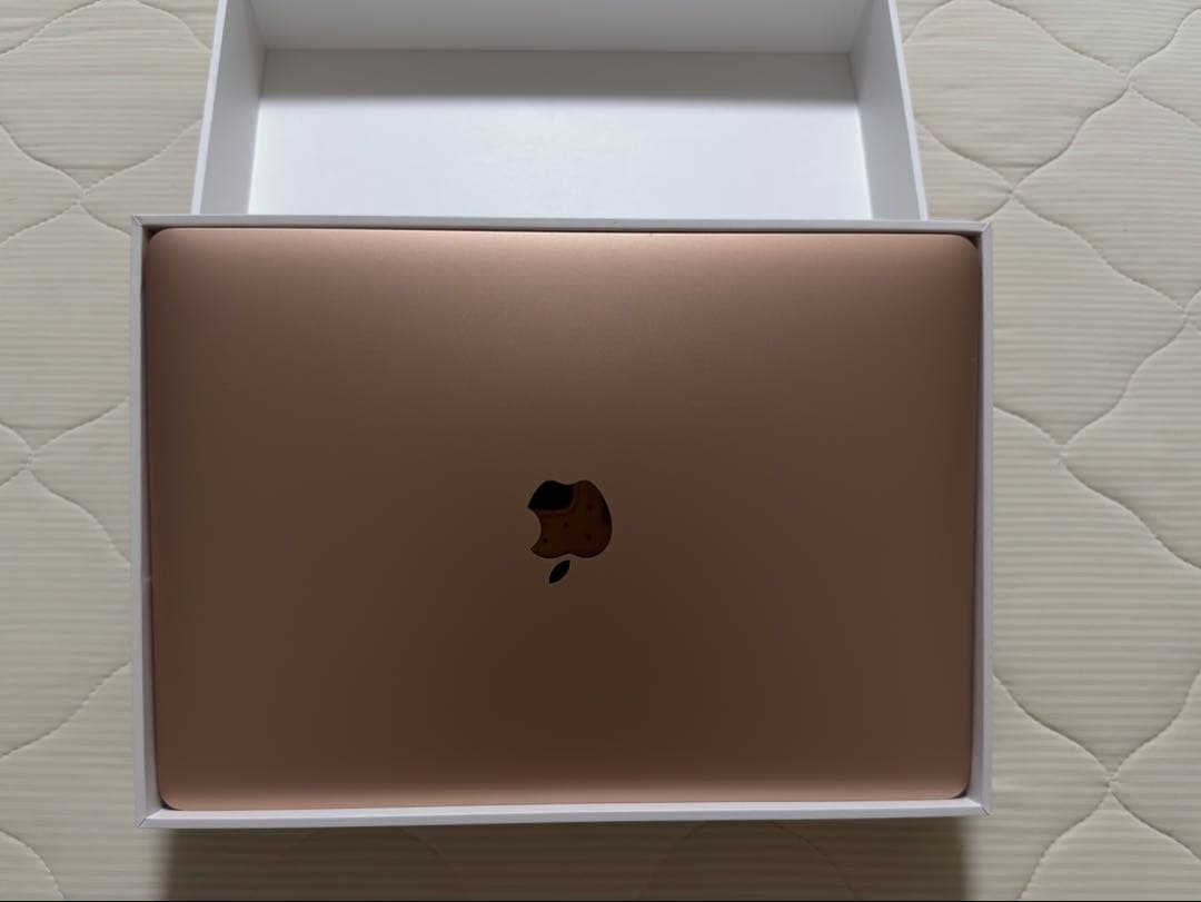 M1チップ搭載13インチMacBook Air - ゴールド