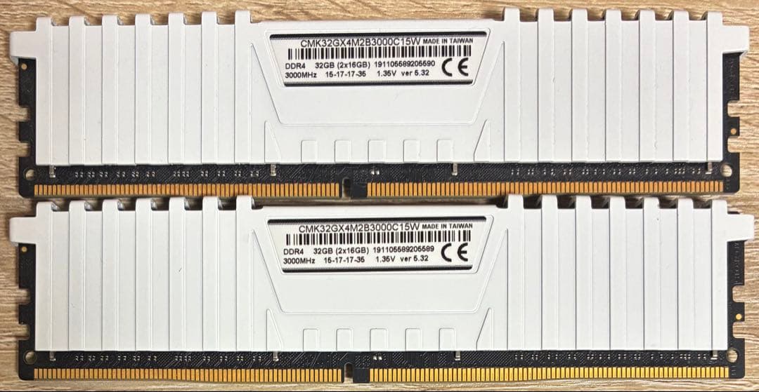 【中古】DDR4-3000 32GB(16GB×2枚) CORSAIR