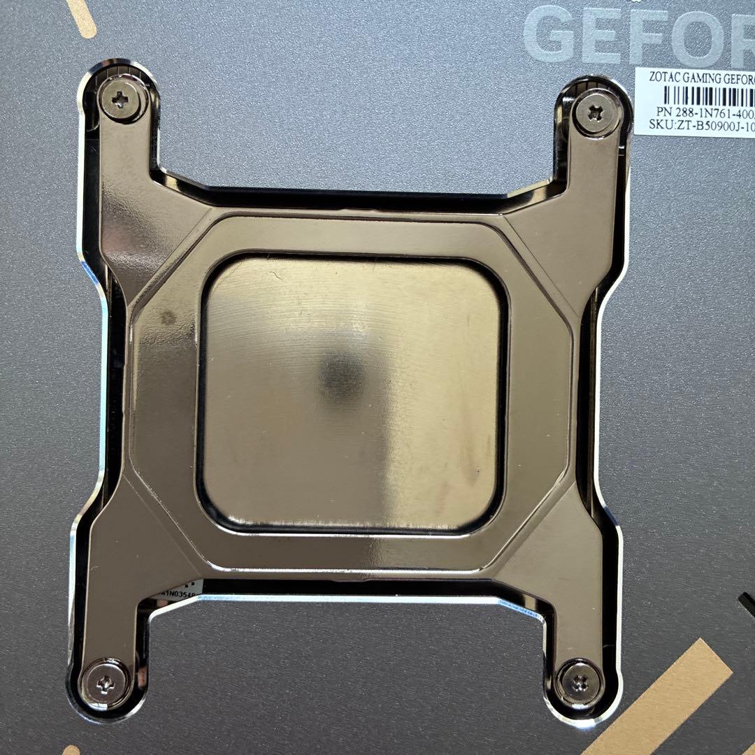 zotac 5090 ヒートシンク　ファン　など