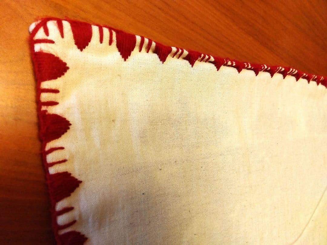 【希少】ハンガリー伝統刺繍イーラーショシュのクッションカバー