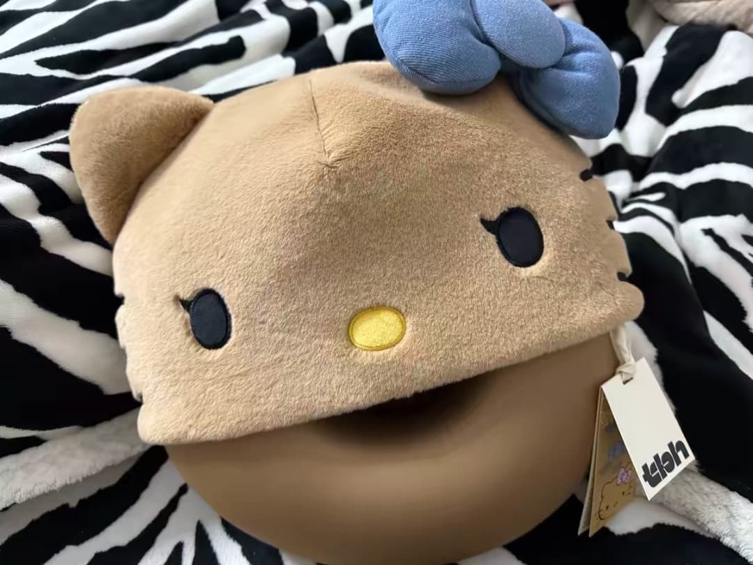 海外限定Hello Kitty x TBH ネックピロー　正規品