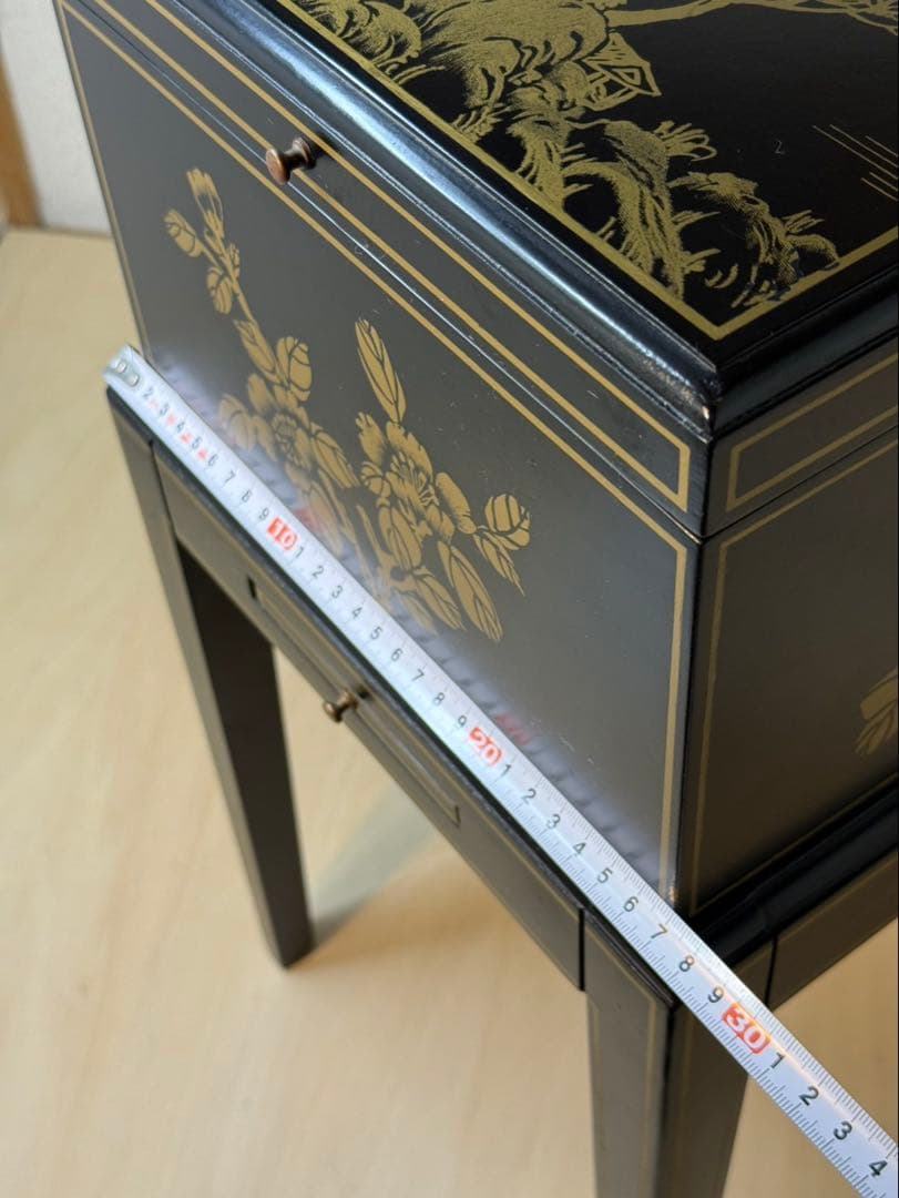 黒漆塗　金彩　台付収納ケース