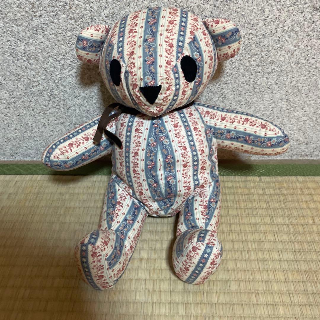クマ型ぬいぐるみ 青と赤のストライプ