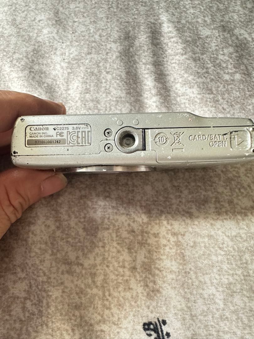 美品　CANON IXY 180 デジタルカメラ　シルバー