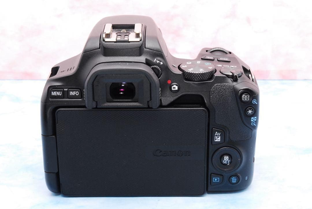 Canon EOS Kiss X10☆一眼レフカメラ☆超望遠レンズ付Wレンズ