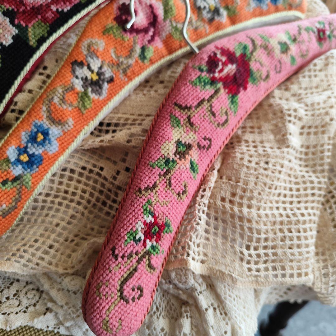 イギリスVintageニードル刺繍ハンガー　お好きな色を選べます♪ 価格は1つ分