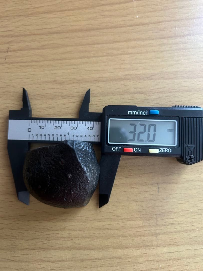 非常に特徴的な形状と方向を持つ美しい炭素質隕石（NWA） 89.24グラム。