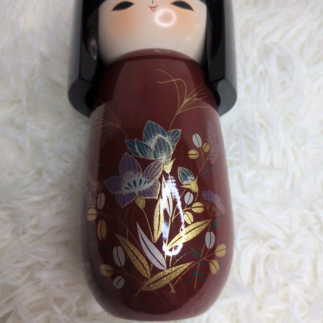 桃山 柳山作のこけしです。箱付き 落ち着いた木の風合いに、赤色の花模様