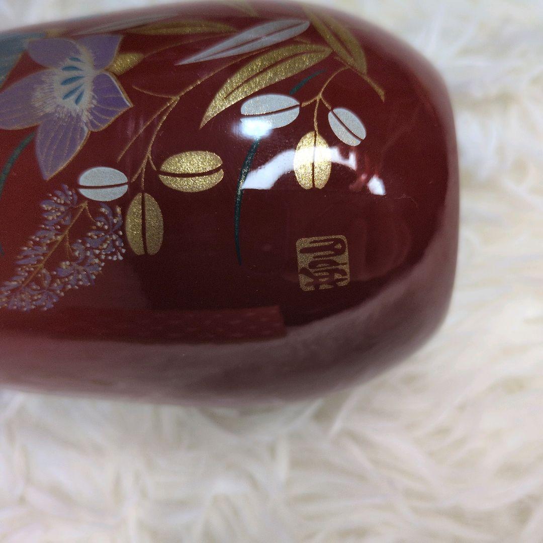 桃山 柳山作のこけしです。箱付き 落ち着いた木の風合いに、赤色の花模様