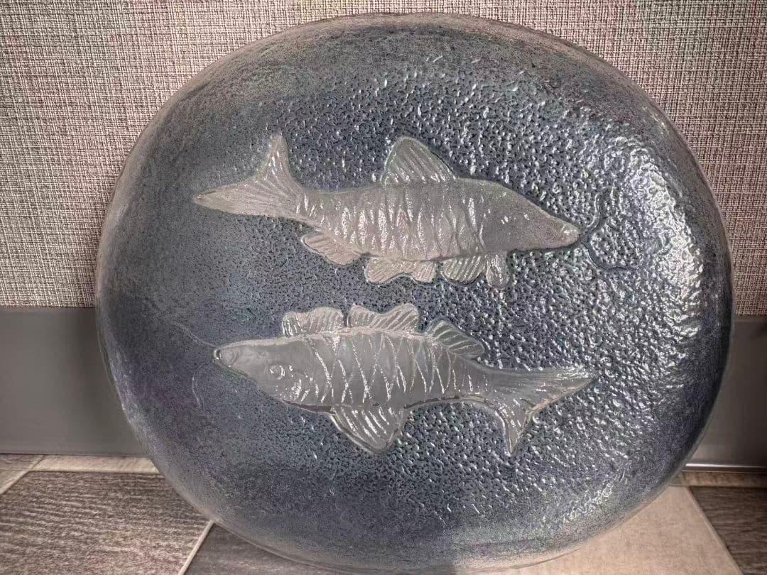 魚の彫刻が施されたガラスの皿