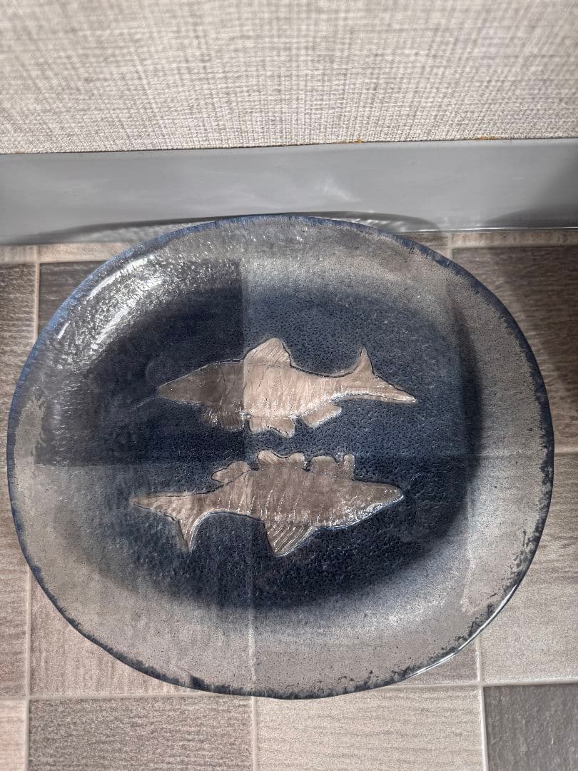 魚の彫刻が施されたガラスの皿