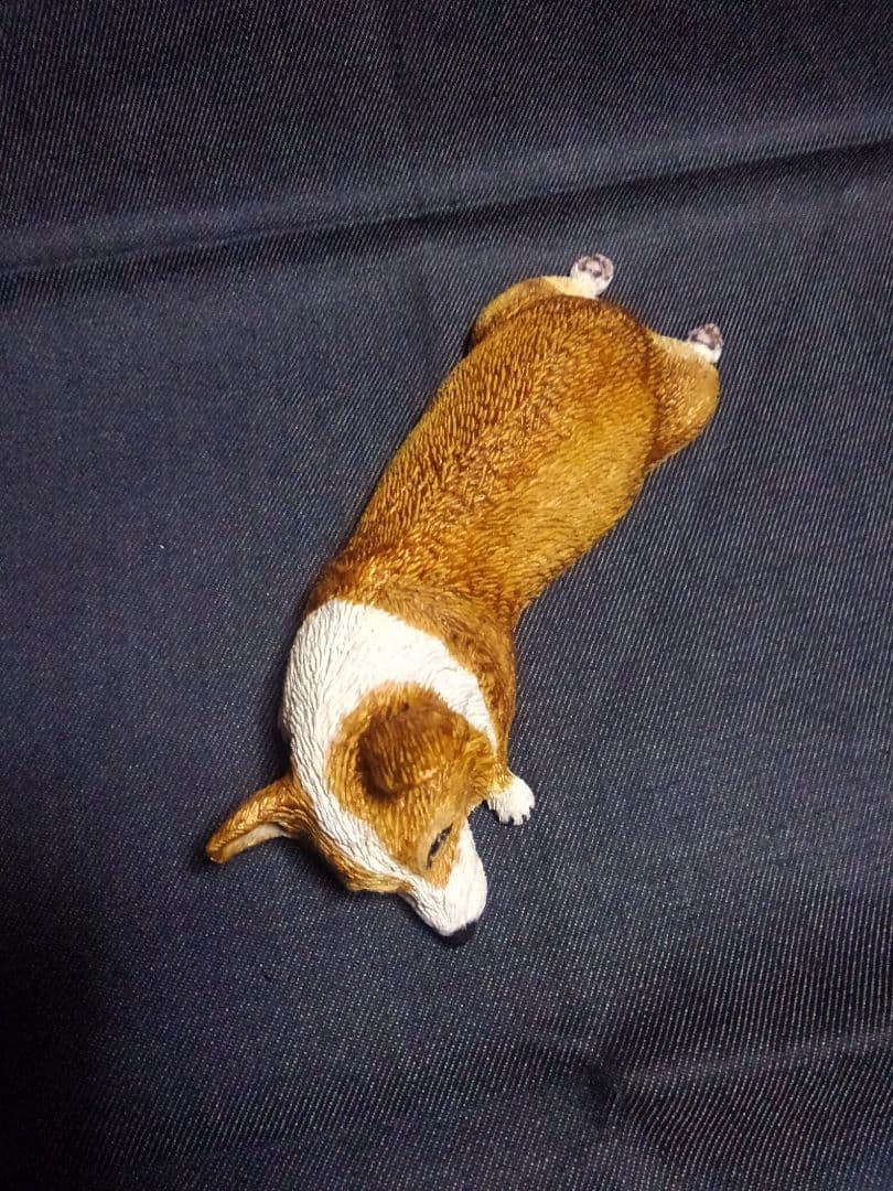 木彫りのコーギー ツチノコ寝