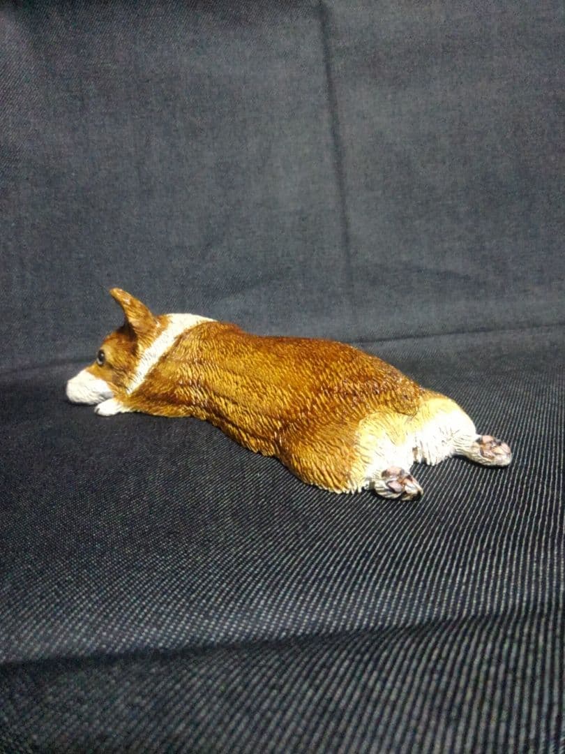 木彫りのコーギー ツチノコ寝