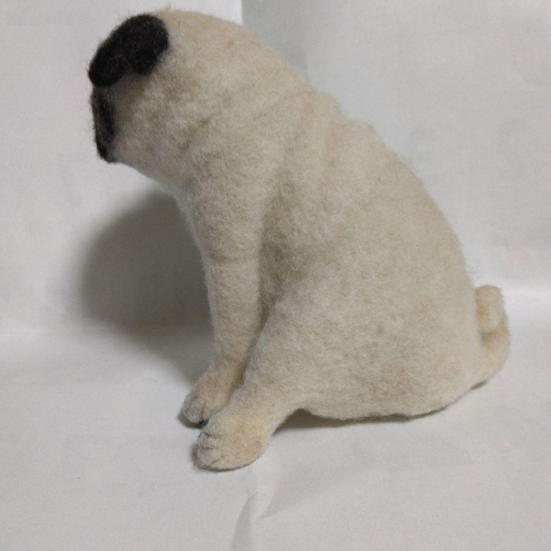 羊毛フェルト　ハンドメイド　パグ　お座りポーズ　困った顔