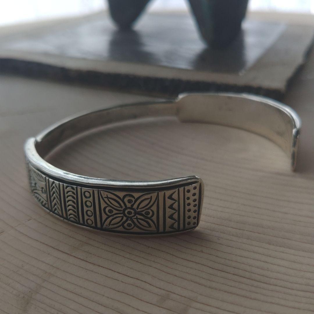 accessories　mauカレンシルバー刻印細バングル