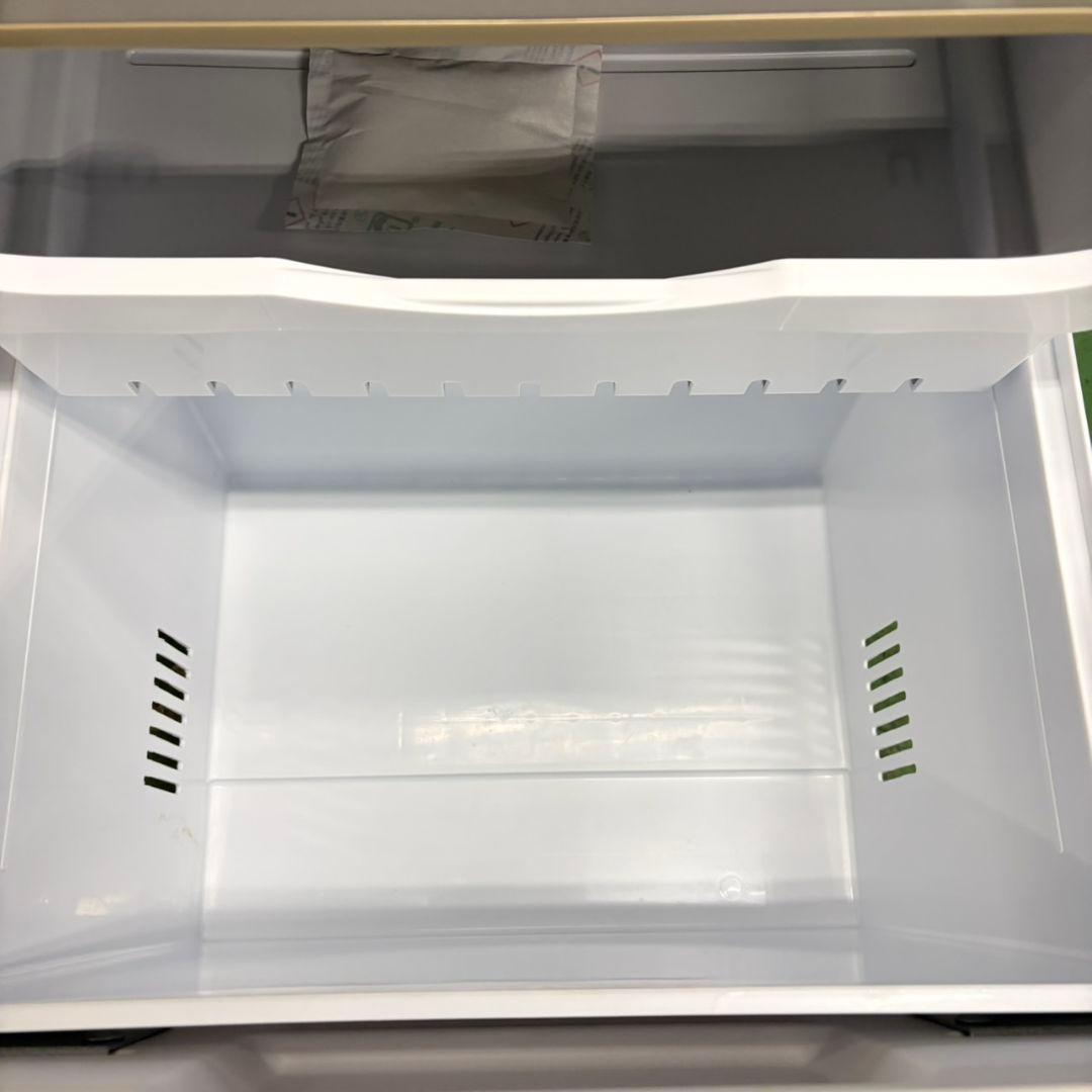 820 1〜2人暮らし用　冷蔵庫　200L〜300L　小型　3ドア　ゴールド