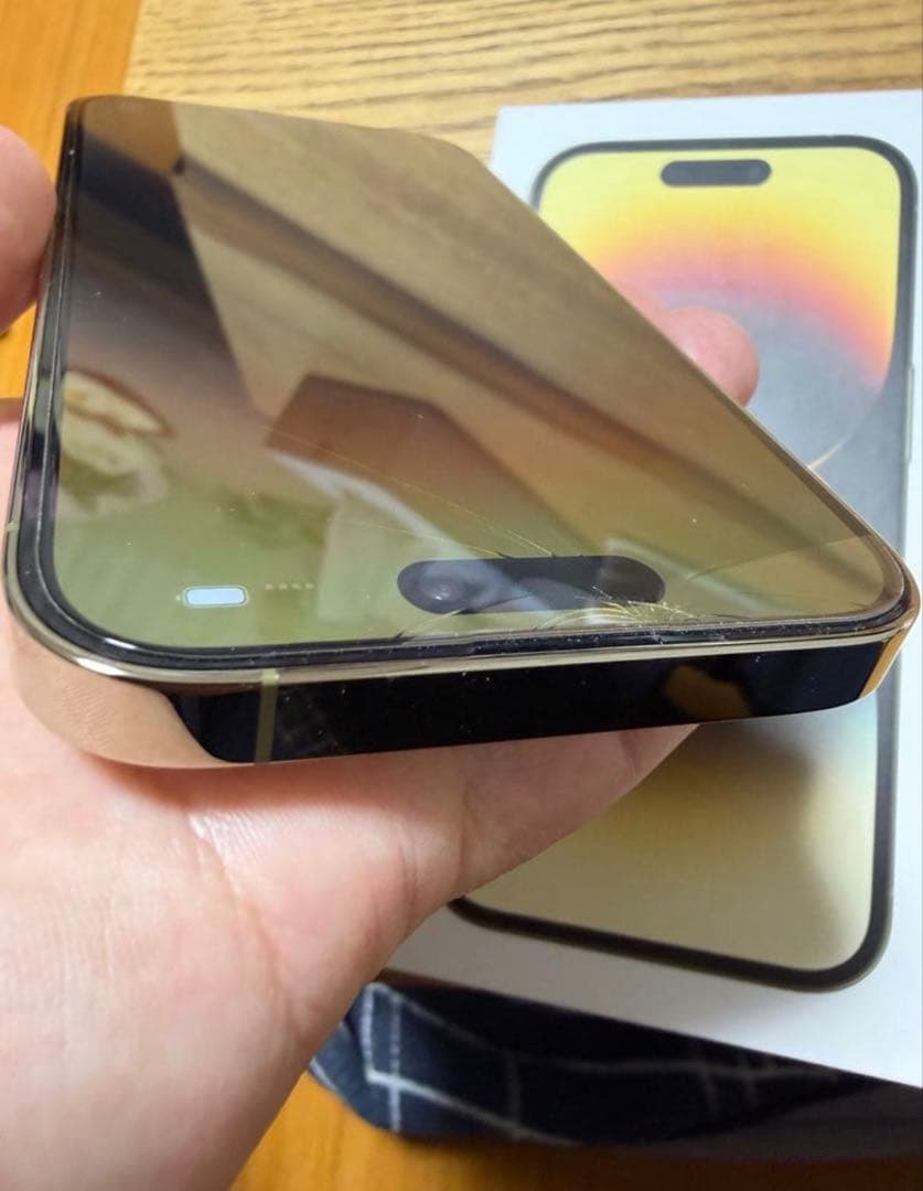 Apple iPhone 14 Pro 本体　画面上部割れ