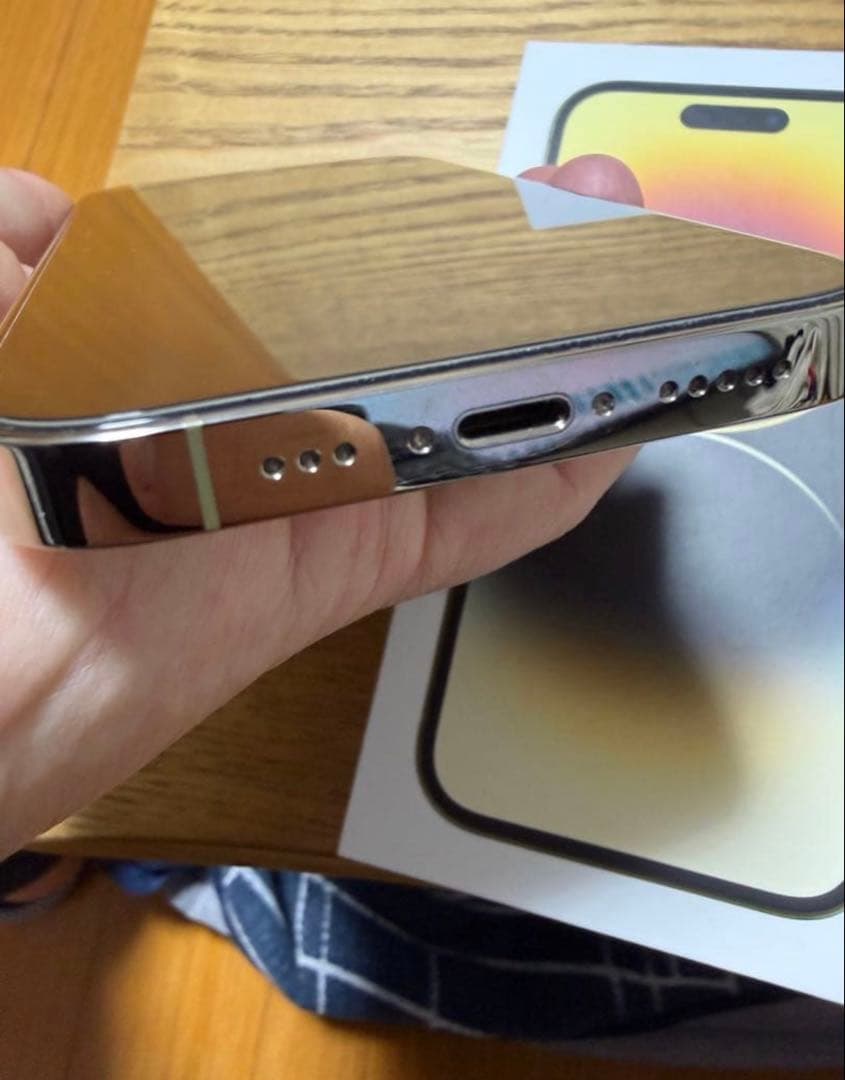 Apple iPhone 14 Pro 本体　画面上部割れ