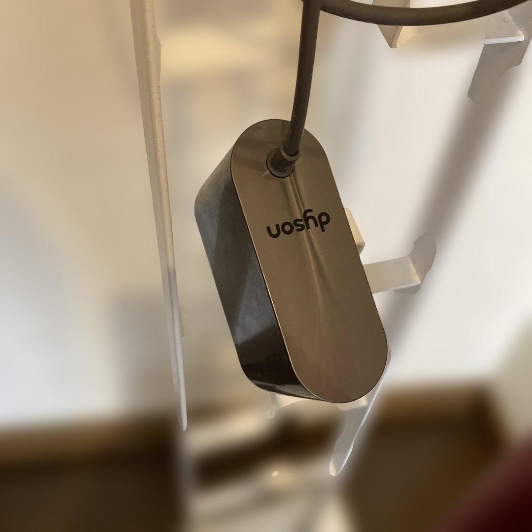 dyson V8 slim fluffy スティッククリーナー　スタンド付き