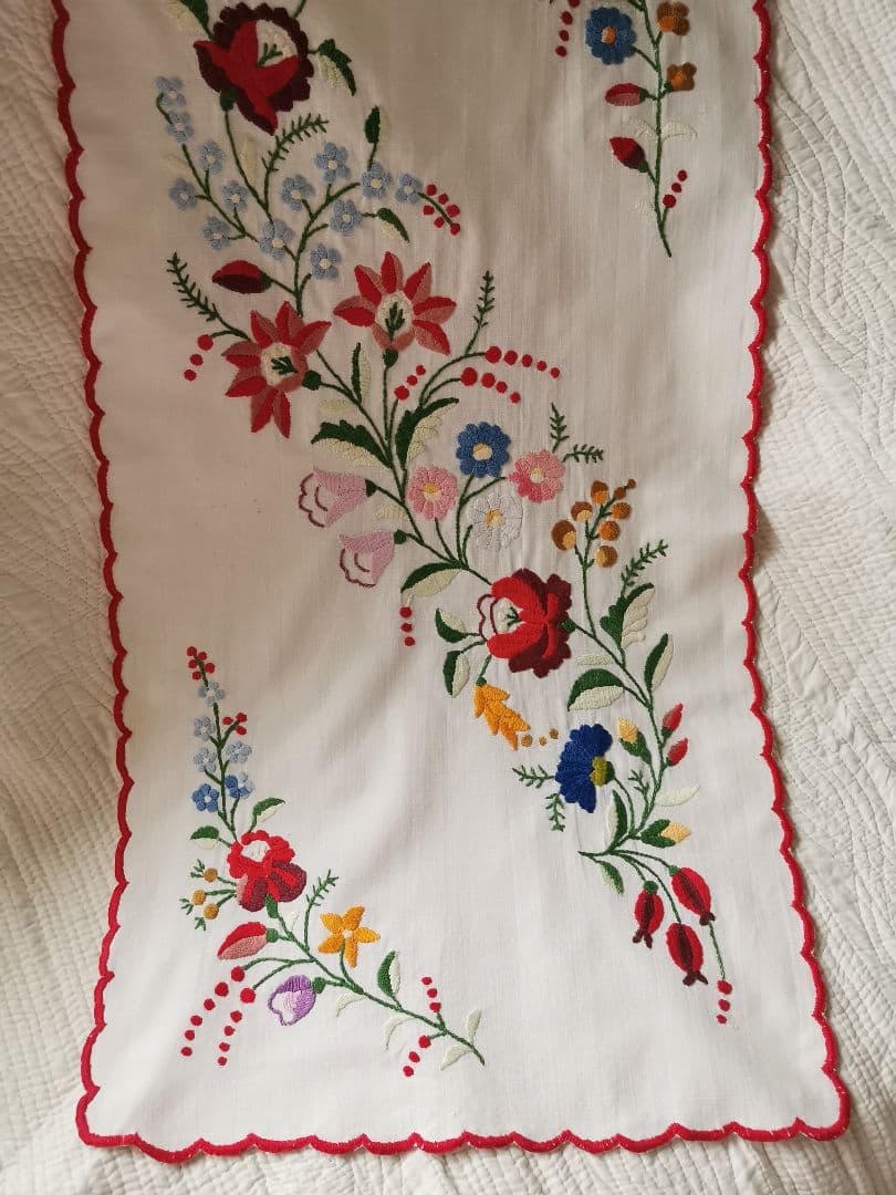 アンティークハンガリー カロチャ刺繍 色糸花刺繍 スカラップリム クロスランナー
