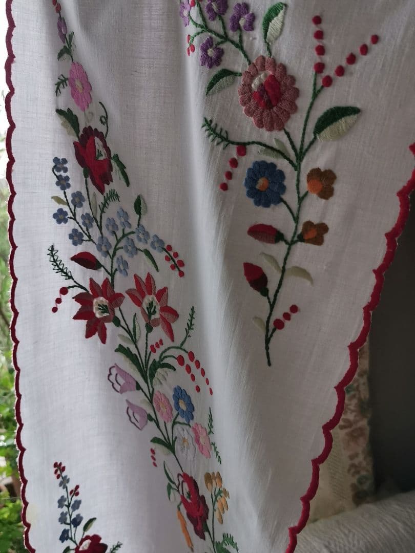 アンティークハンガリー カロチャ刺繍 色糸花刺繍 スカラップリム クロスランナー