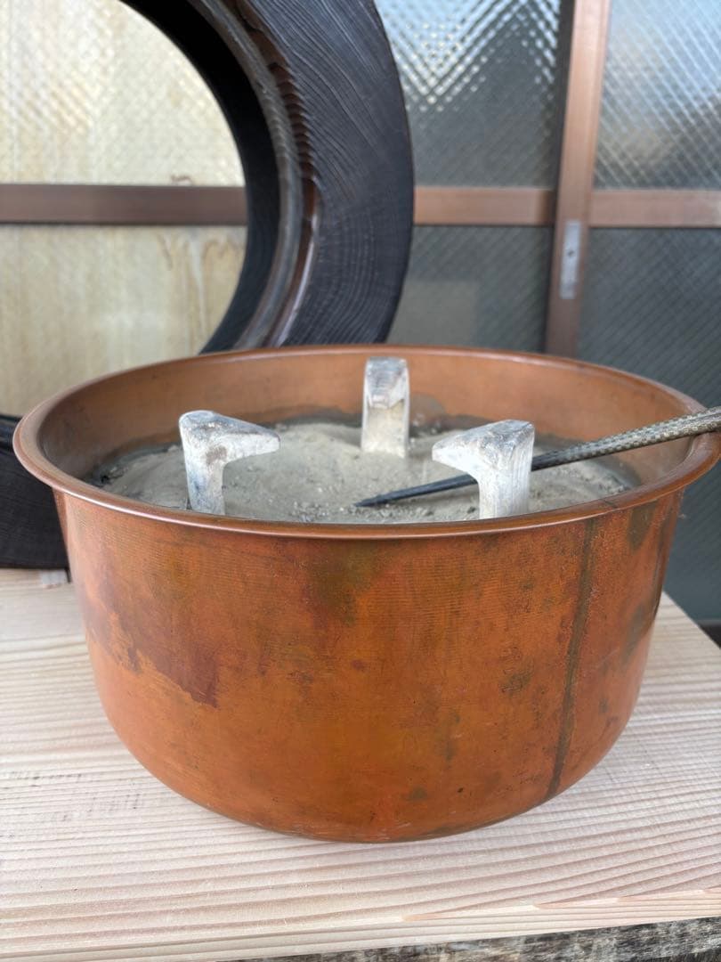 大型 丸太火鉢 直径約56cm 銅板鍋付き 杉？ 焼き仕上げ 古民具 囲炉裏
