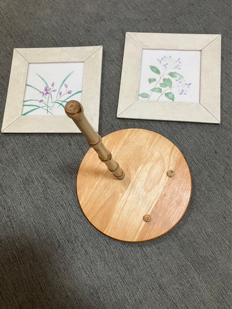 型染めの額絵2点と、スタンドのセット