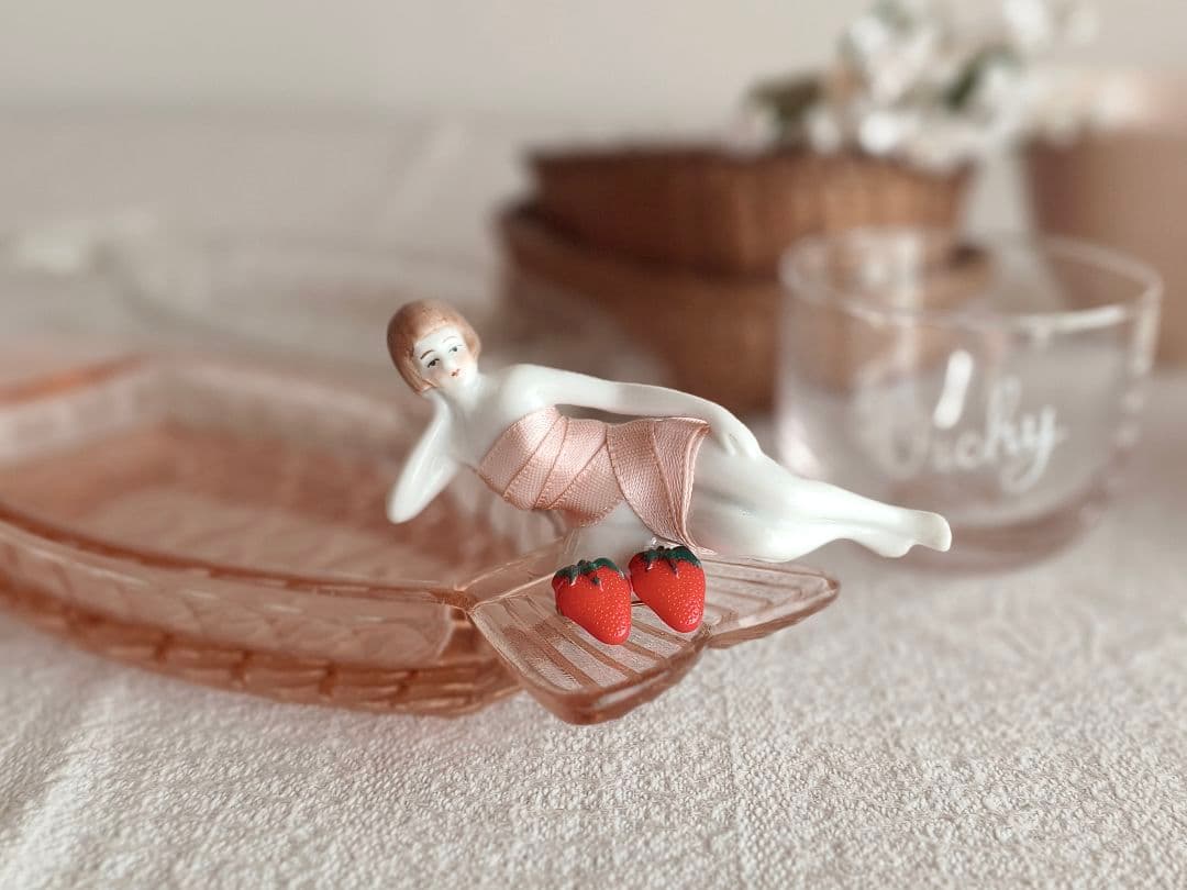* vintage figure ❀ 物想いにふける カワイイ お嬢さん