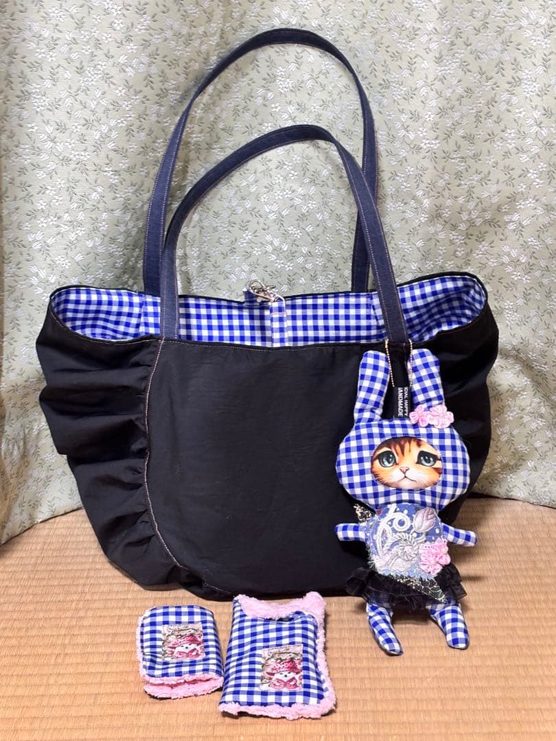 ♡ハンドメイド　ふりふり　ラウンドバッグ　マスコット付き　犬　パネルバッグ
