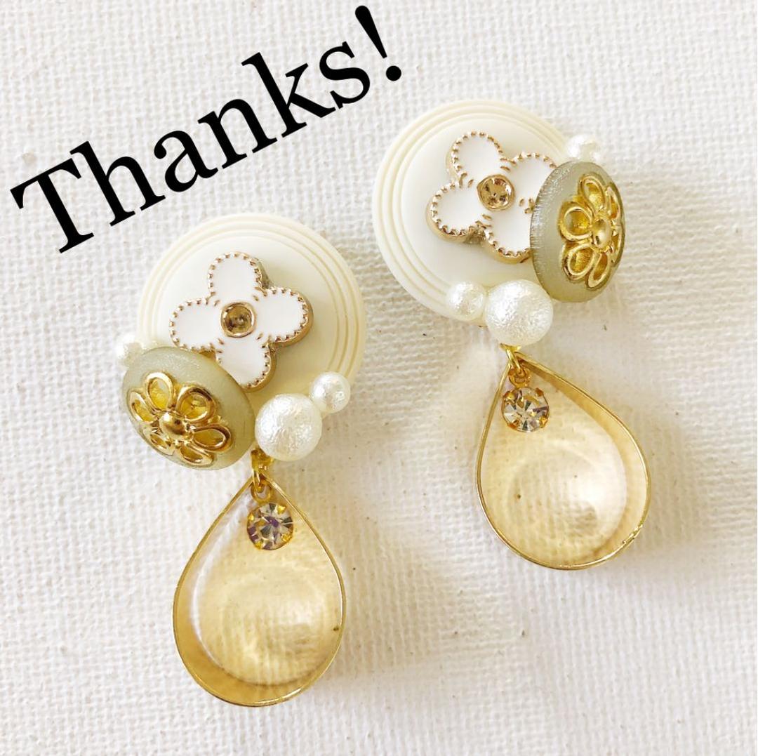 ヴィンテージボタン♡ホワイトのダブルフラワーピアス／イヤリング